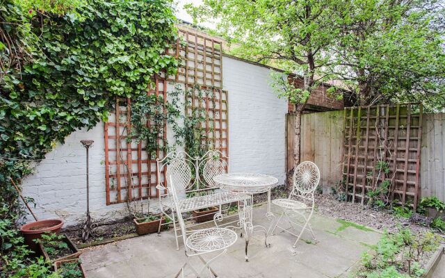 Beautiful 2 Bedroom Garden Apartment