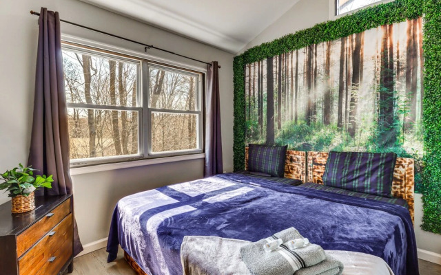 Pet-friendly Tobyhanna Retreat w/ Deck & Playset!