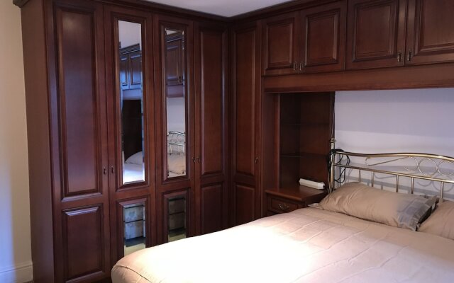 Melrose Lodge 4-bedroom house 1-bed flat