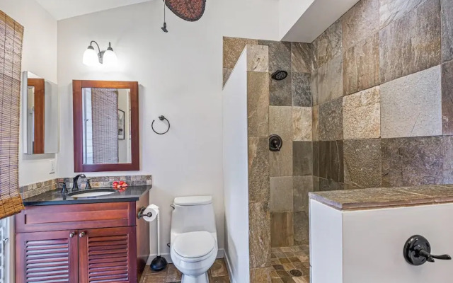 Aina Nalu 2bd/2ba 2 Bedroom Condo by Redawning