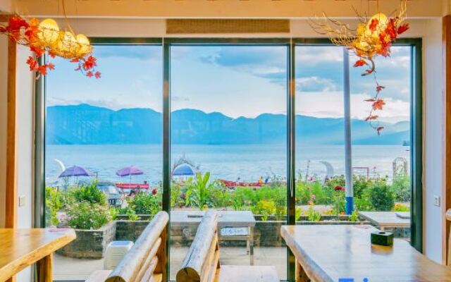 Mei Lu. Lakeside  Hotel