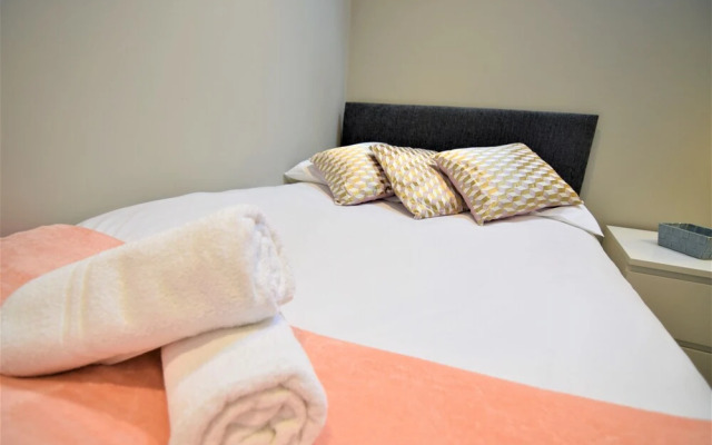 Modern two Bedroom Next TO Brighton Station