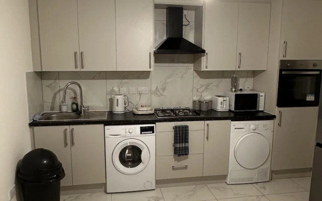 6-bed 3-bath Home - Sleeps 14 & Free Parking