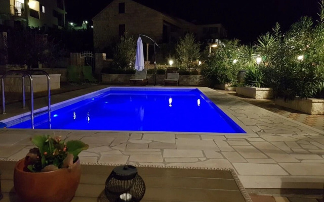 Sandra - With Swimming Pool - H