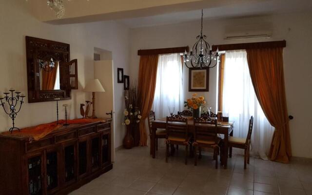 Nineta's House Sea View near the Airport