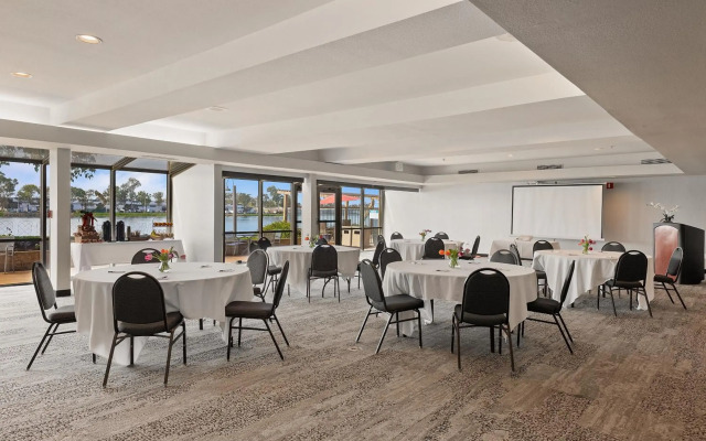 Executive Inn & Suites Embarcadero Cove
