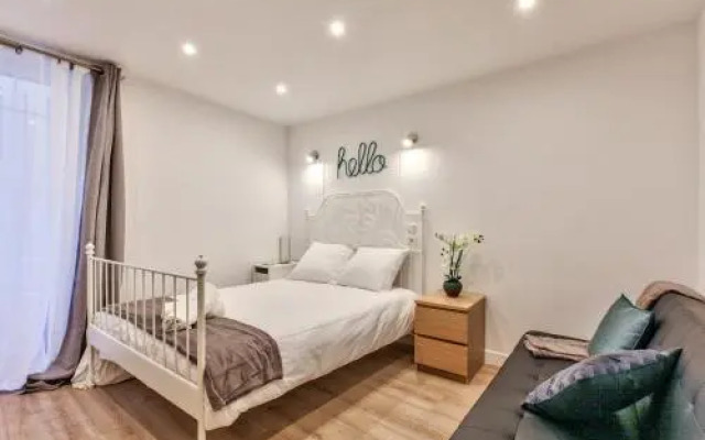 14 Luxury Flat Eiffel Design 1