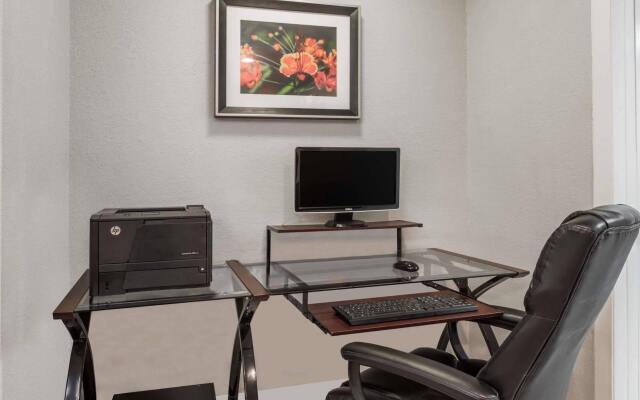 Super 8 by Wyndham Orlando Near Florida Mall