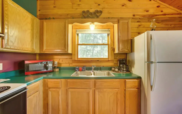 Secluded Studio w/ Deck ~ 8 Miles to Beaver Lake!