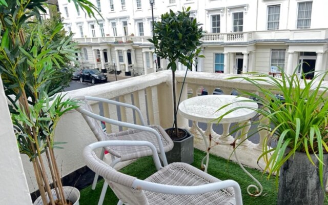 Stylish Central London Balcony Apartment