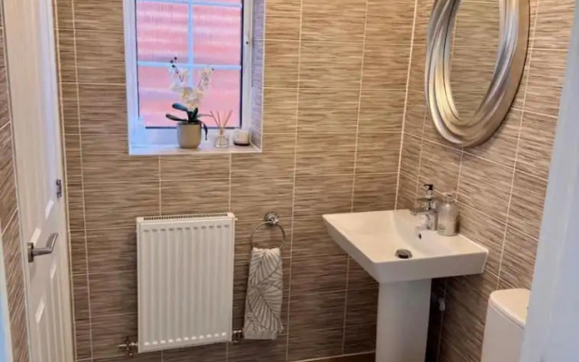 High END Spacious 4 Bed House - Free Parking