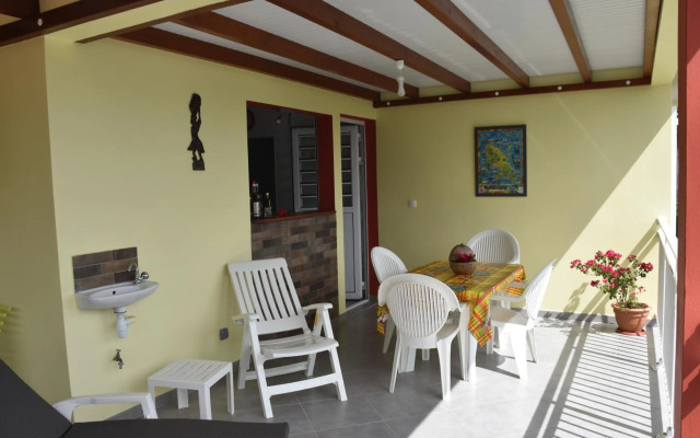 Haut de villa dans son écrin de verdure