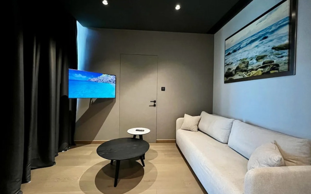 128 LIM - 2002 Stay Only Tower Suite