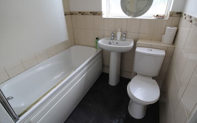 Green Meadow 2 Bed Apartment by Cardiff Holiday Homes