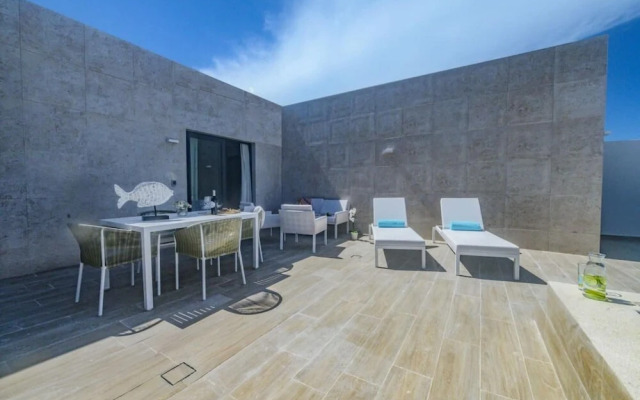 Elegant and Spacious Penthouse With Ocean View