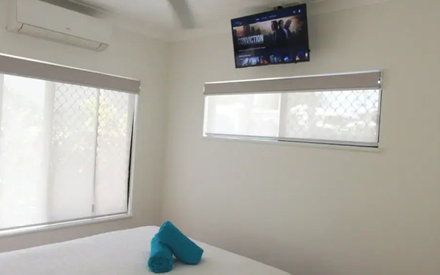 Beach bliss Queen bed BBQ Pool Netflix
