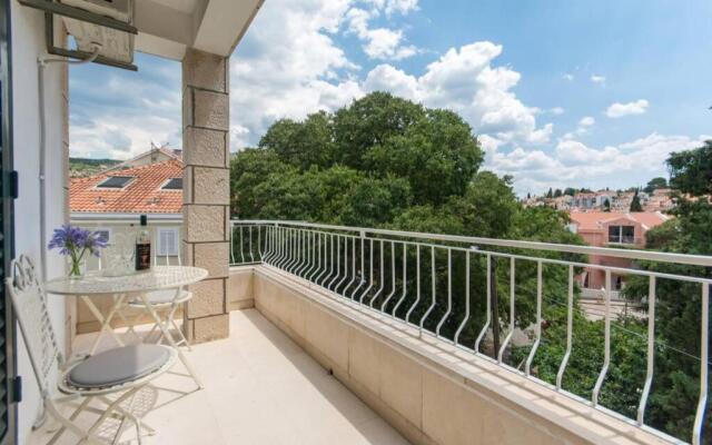 Flora three bedroom apartment. Near beach