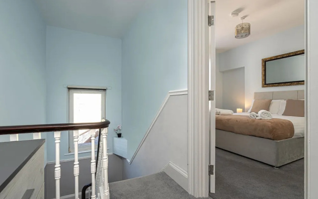 JOIVY Charming 4-Bed House Near The Hoe Park