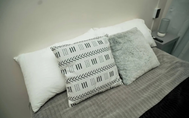 2-bedroom Elegant Condo With Sunrise & Mountain View
