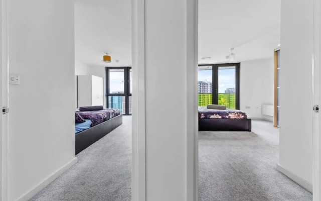 Penthouse 2-bed Apartment in The Heart Of E15