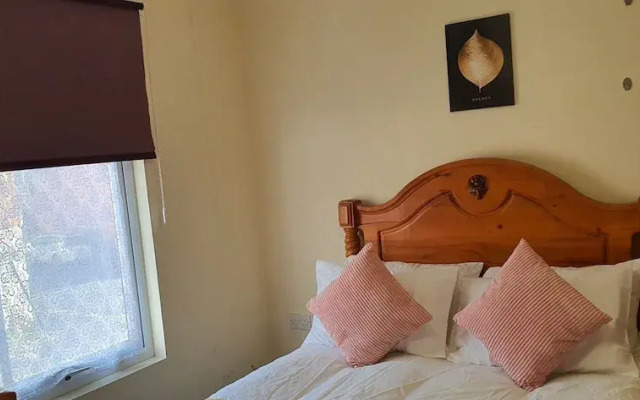Room in Guest Room - Nice Large Room in Coventry