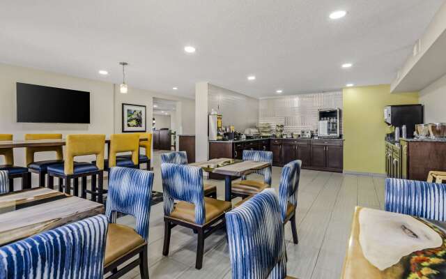 Clarion Pointe Staunton East