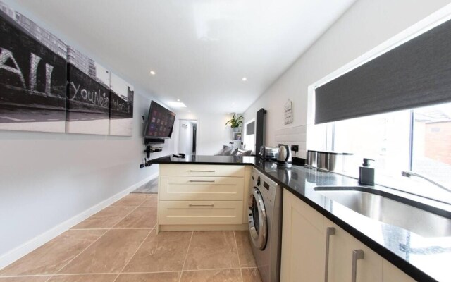 Luxury 3-bed Apartment in Bournemouth Nr Beach