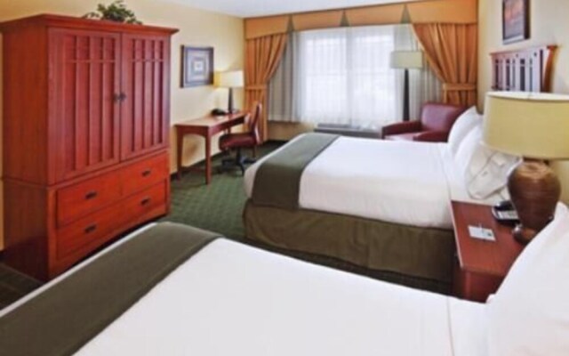 The Q Hotel And Suites