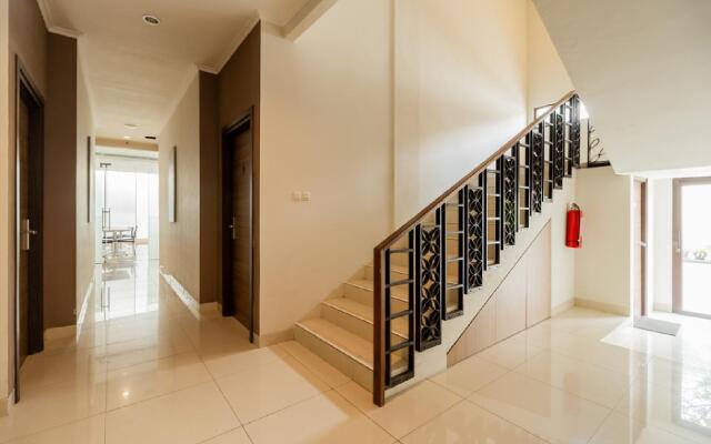 RedDoorz Plus near Lippo Mall Kemang 2