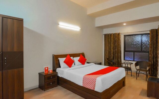 OYO 18912 Popular Hotel