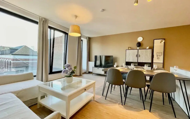 Modern 2BR 1.5 BA Near Diamond District by Oneluxstay