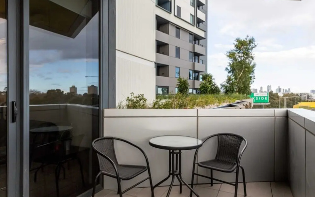 Modern 1 Bedroom in Tranquil Parklands – Balcony – Melbourne