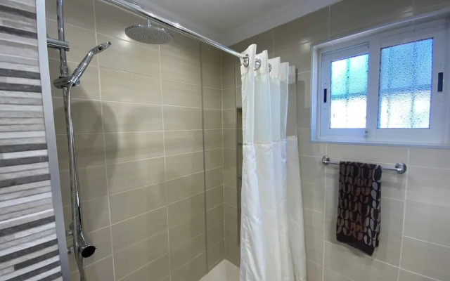 Villa With Pool, Walk to Beach, Restaurants, Shops