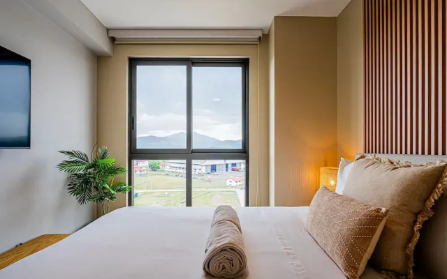 w Regal 1BR w Great Deco in Centriqo