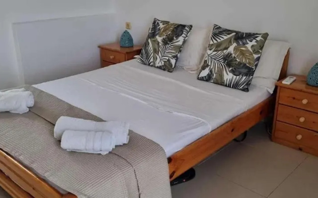 Plaka-sleeps4-parking-pool-hottub-seaviews