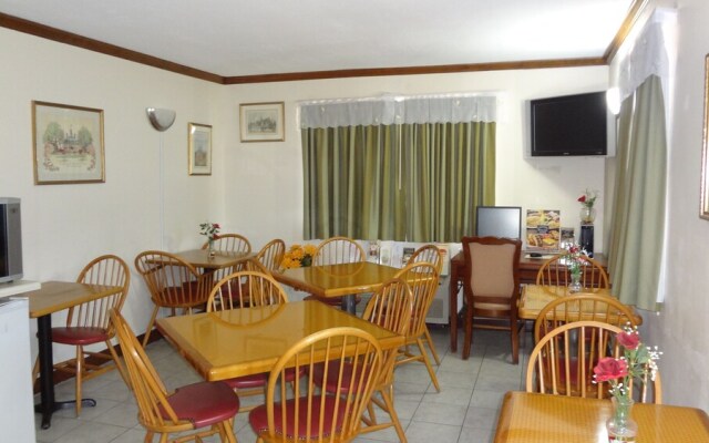 Econo Lodge Colonial