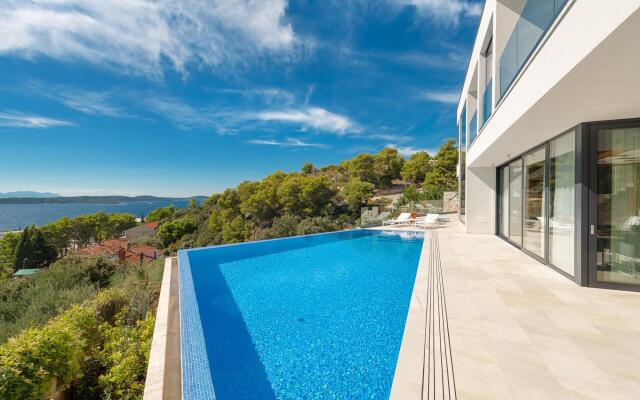 Anabel in Hvar with 4 bedrooms and 4 bathrooms