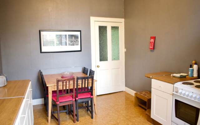 Traditional 3 Bedroom Apartment in Bruntsfield