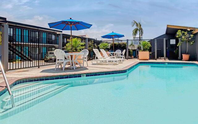 Travelodge by Wyndham LAX