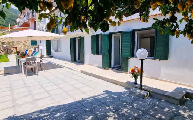 Villa in Lemon Grove With Sea Views & Sea Breeze