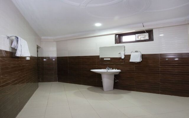OYO 10399 Hotel Rosewood INN