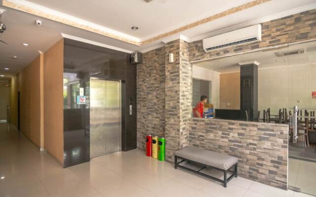 RedDoorz near RS Husada