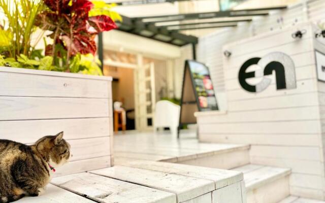 En- Hostel & Café Bar