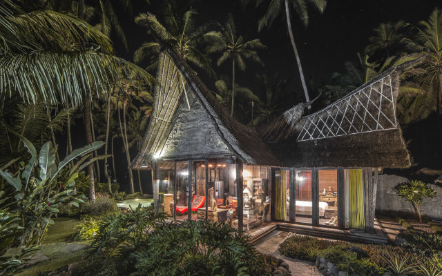 Absolute Beachfront Romantic Villa Laut