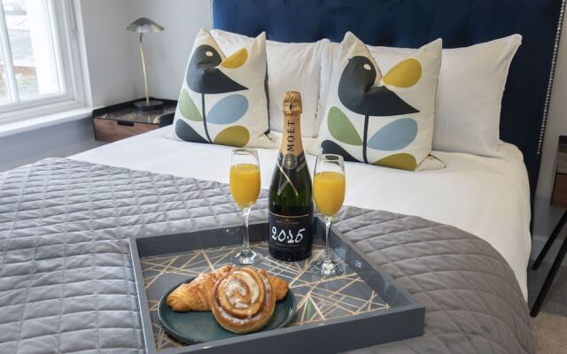 Elliot Oliver - Luxury 3 Bedroom Town Centre Apartment With Parking