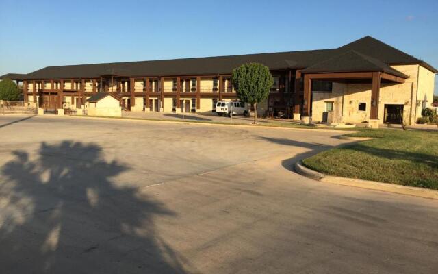 Pearsall Inn & Suites