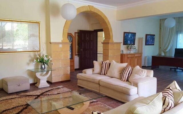 Stunning Private Villa - Beautiful Gardens & Pool