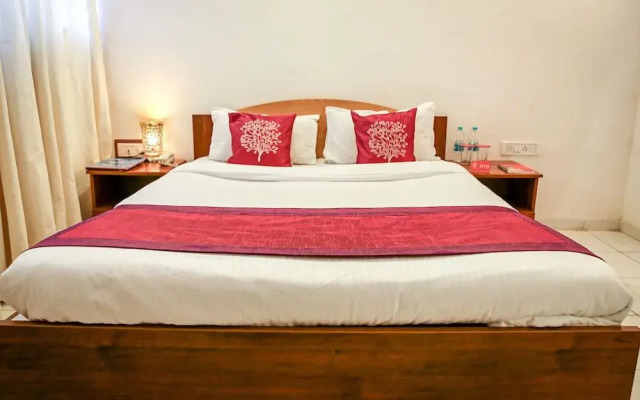 OYO 10483 Hotel The Signature Crest
