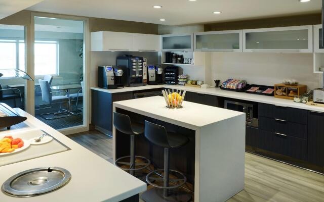 Hilton Winnipeg Airport Suites