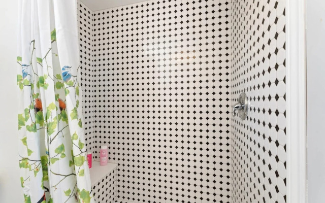 Private Studio Apartment in Burlington - U5